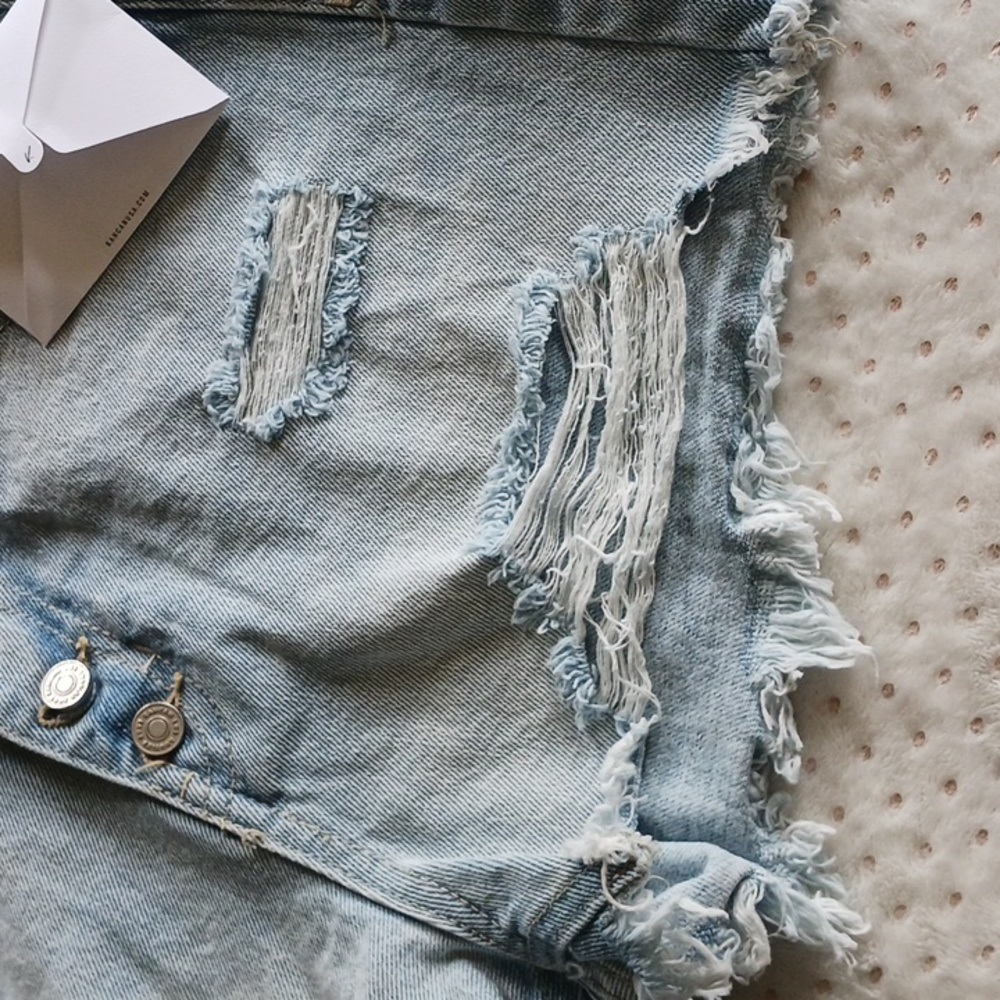 Kancan Women's Distressed Light Wash Jean Shorts - size 5/26 - Picture 11 of 16